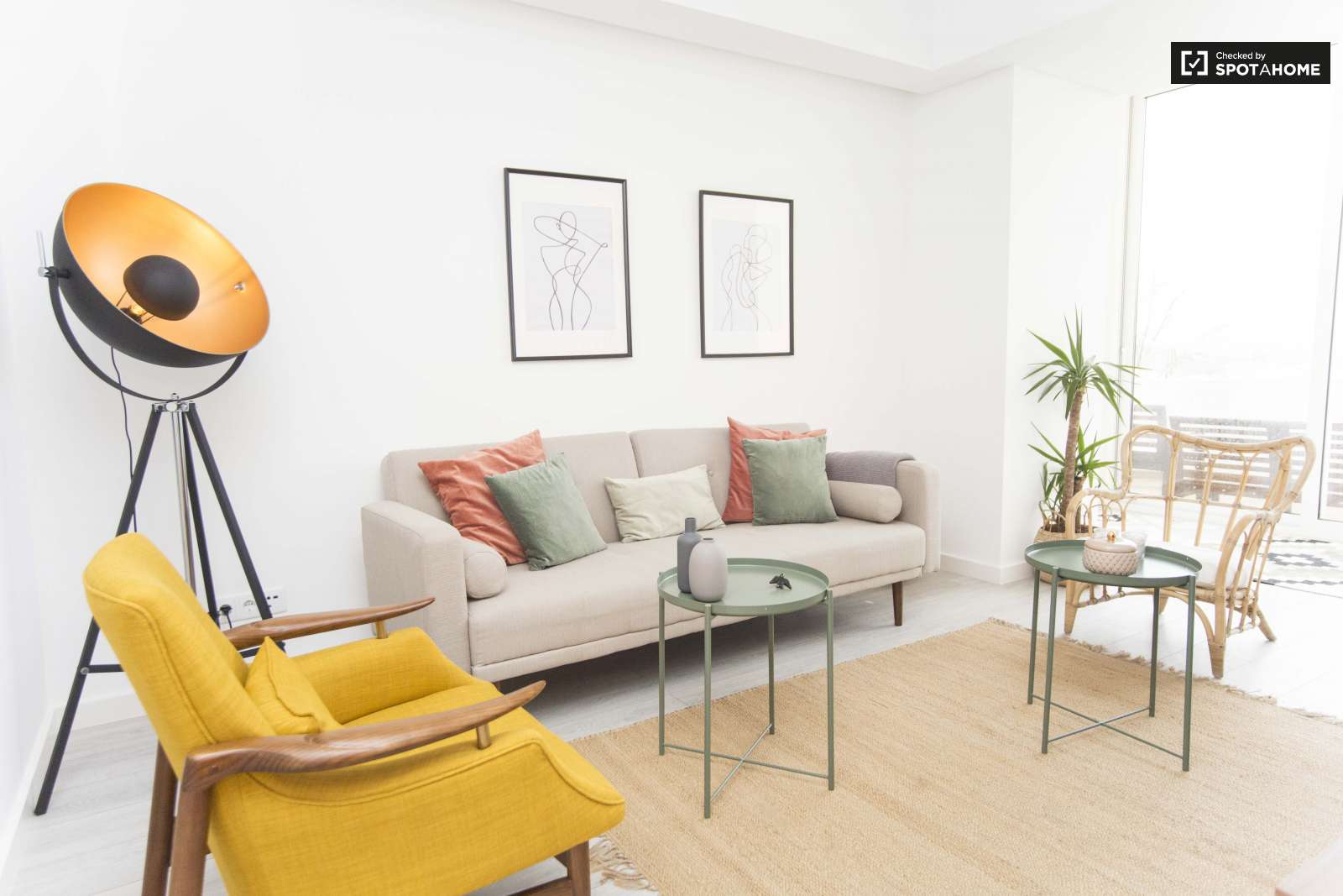 Chic 3-bedroom apartment for rent close to Feira da Ladra in Penha de França