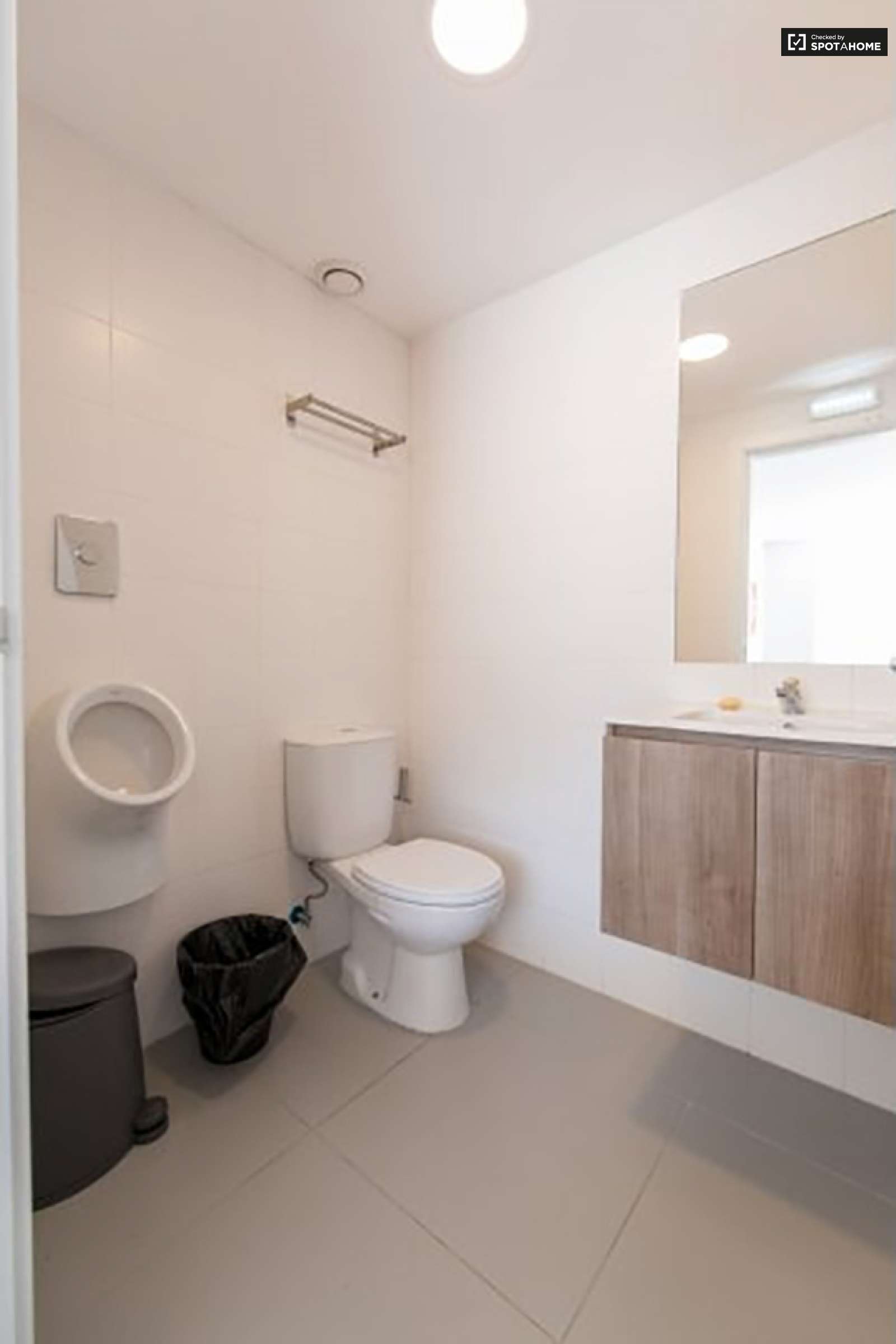 Double bed in Rooms for rent in 5-bedroom apartment near National Library of Portugal in Alvalade