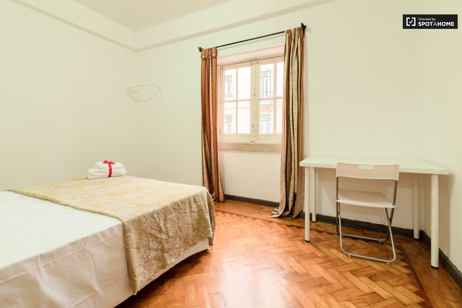 Double bed in Rooms for rent in spacious 5-bedroom apartment in Arroios