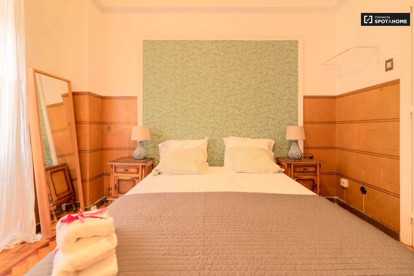 Double bed in Rooms for rent in spacious 5-bedroom apartment in Arroios