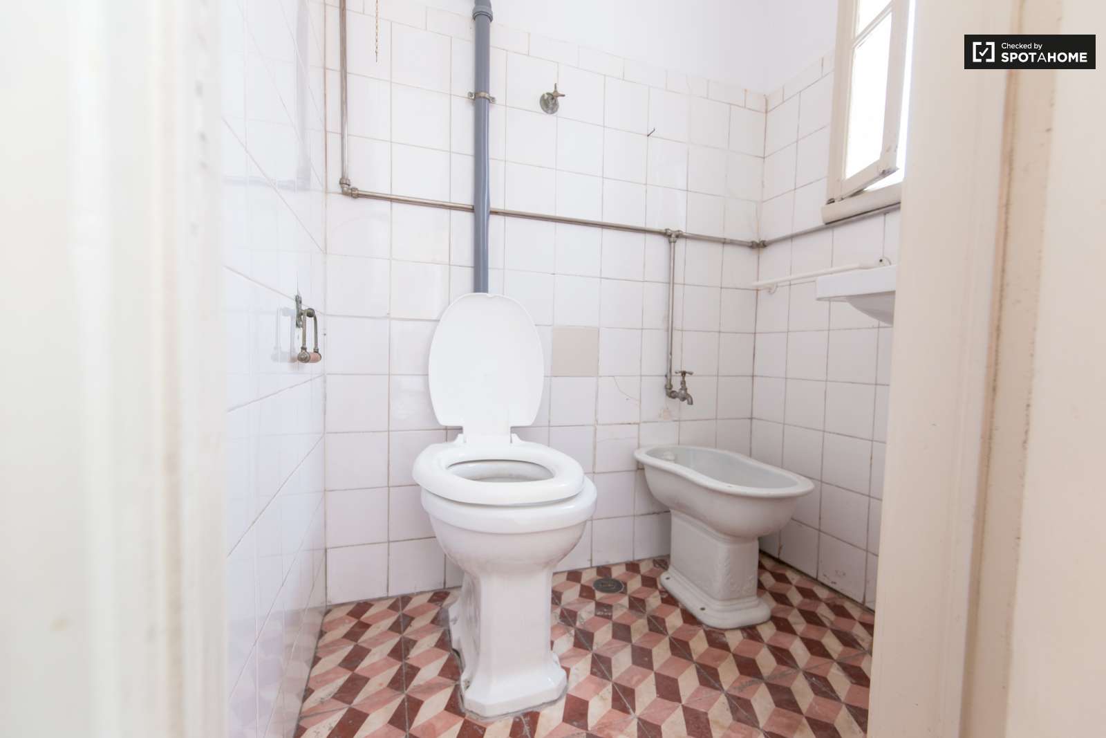 Large and Sunny Room for Rent Condominium in Lisbon