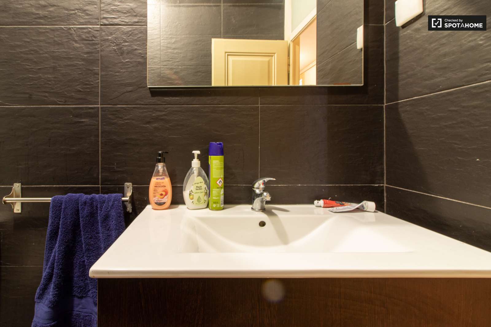 Double bed in Spacious rooms for rent in 6-bedroom apartment in Arroios