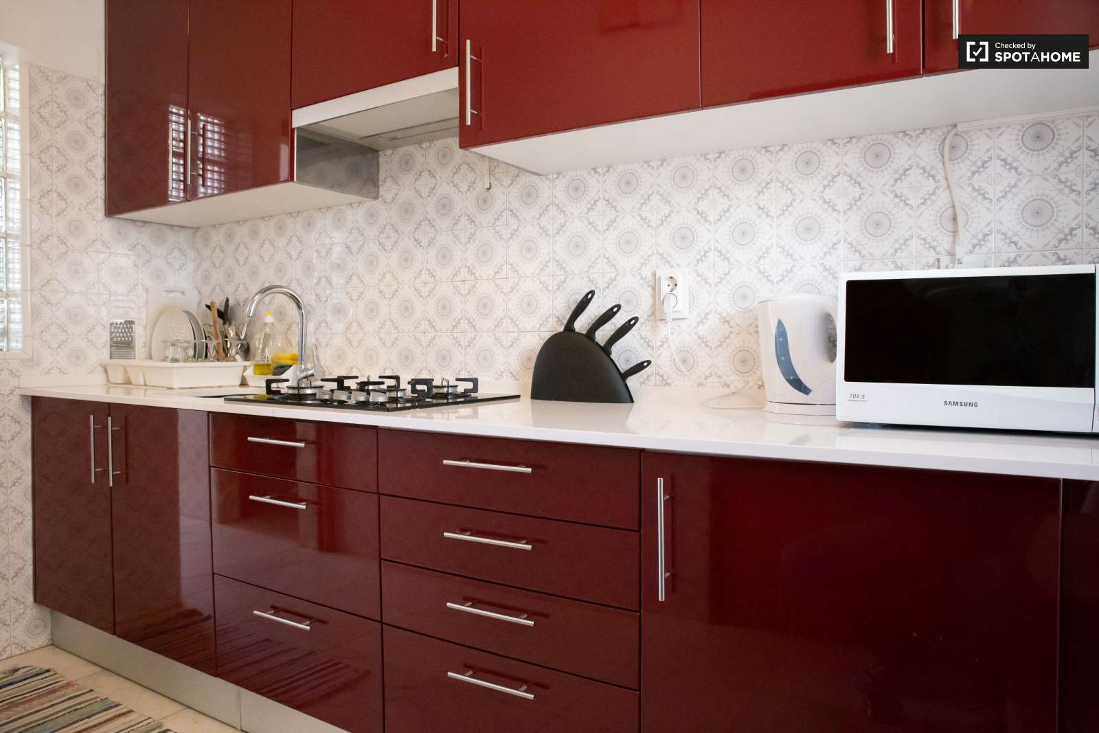 Double bed in Rooms for rent in charming 5-bedroom house in Estoril