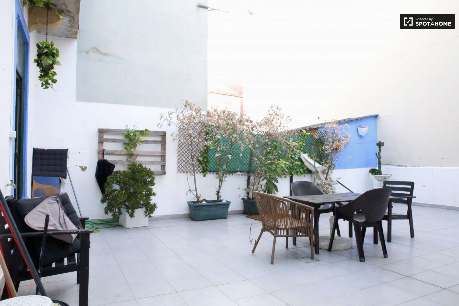 Excellent 3-bedroom apartment for rent near Feira da Ladra in Graça
