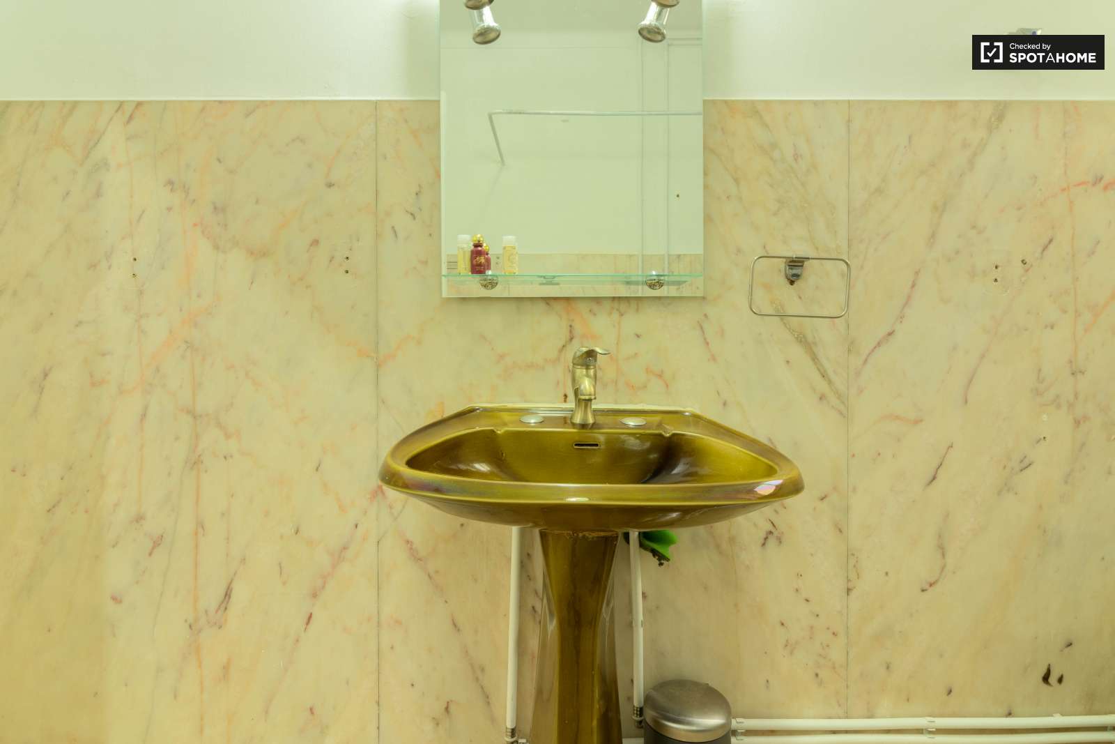 Double bed in Rooms for rent in spacious 5-bedroom apartment in Arroios