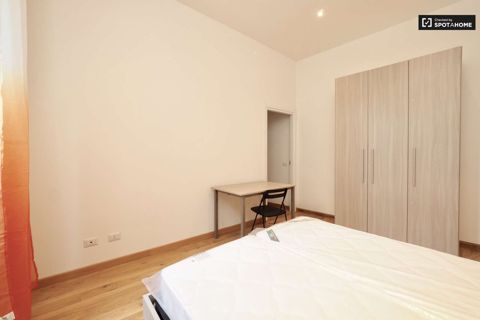 Stanza completamente arredata in appartamento con 5 camere da ... Stanza completamente arredata in appartamento con 5 camere da ...