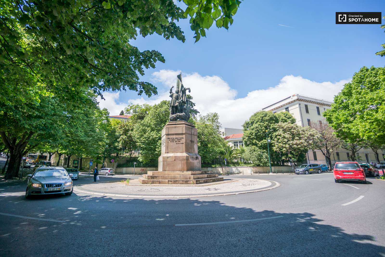 Double bed in Cozy rooms for rent in flatshare in Campo de Ourique