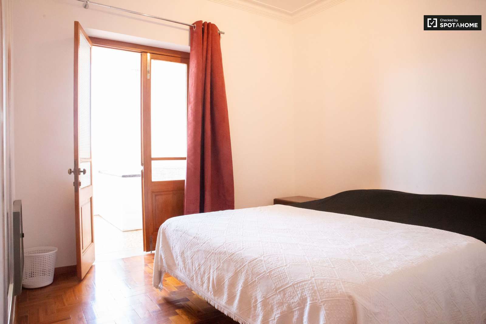 Double bed in Rooms for rent in charming 5-bedroom house in Estoril
