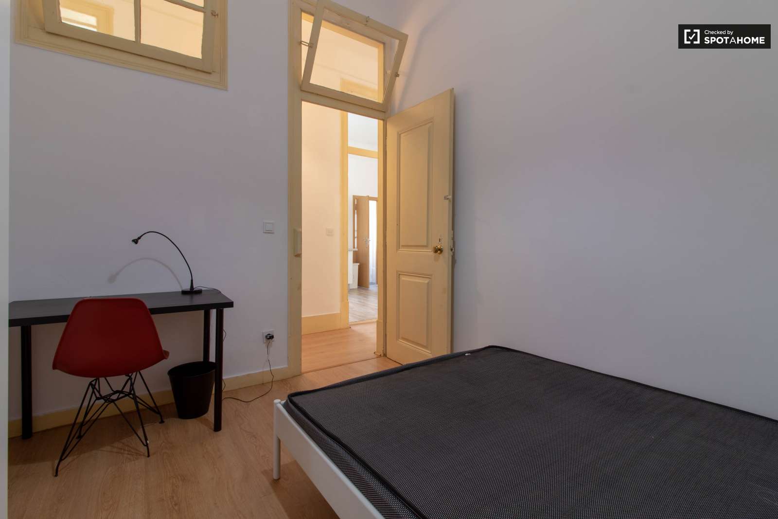 Double bed in Rooms to rent in 8-bedroom apartment near Instituto Superior Técnico in Arroios