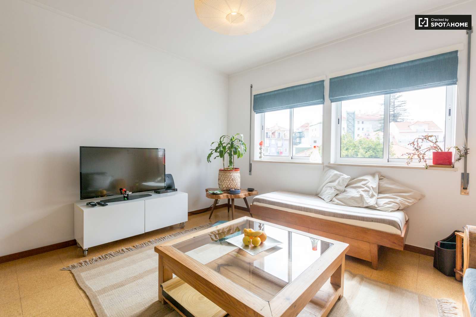 Delightful 1-bedroom apartment with parking garage for rent in Graça e São Vicente