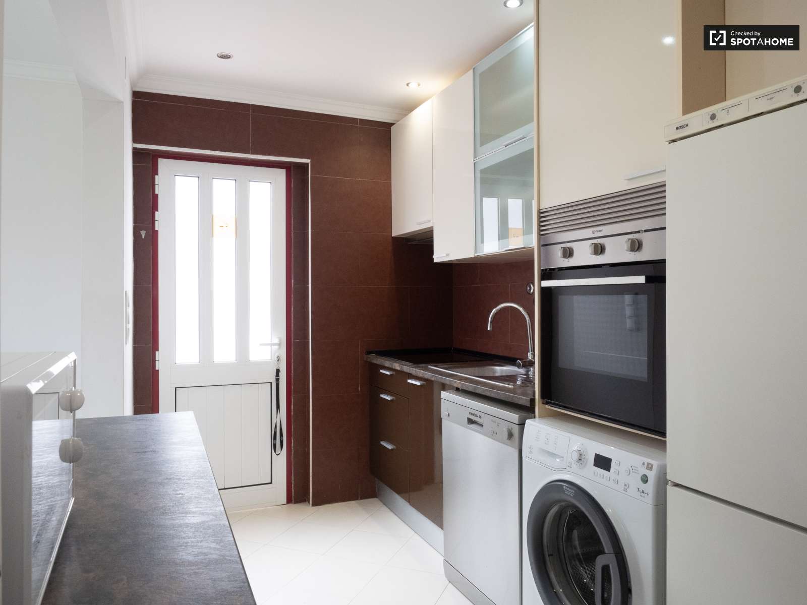 Double bed in Rooms to rent in spacious 6-bedroom house in Caparica, Lisbon