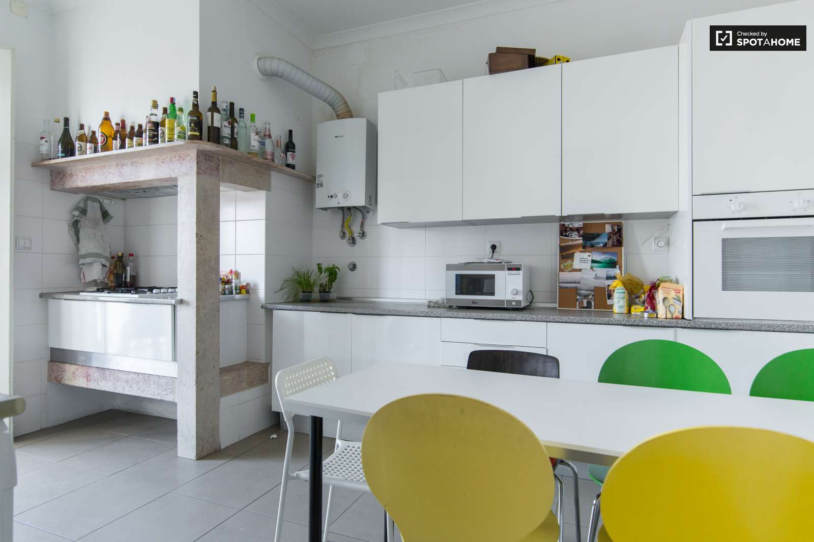 Double bed in Rooms for rent in modern 7-bedroom apartment in Avenidas Novas