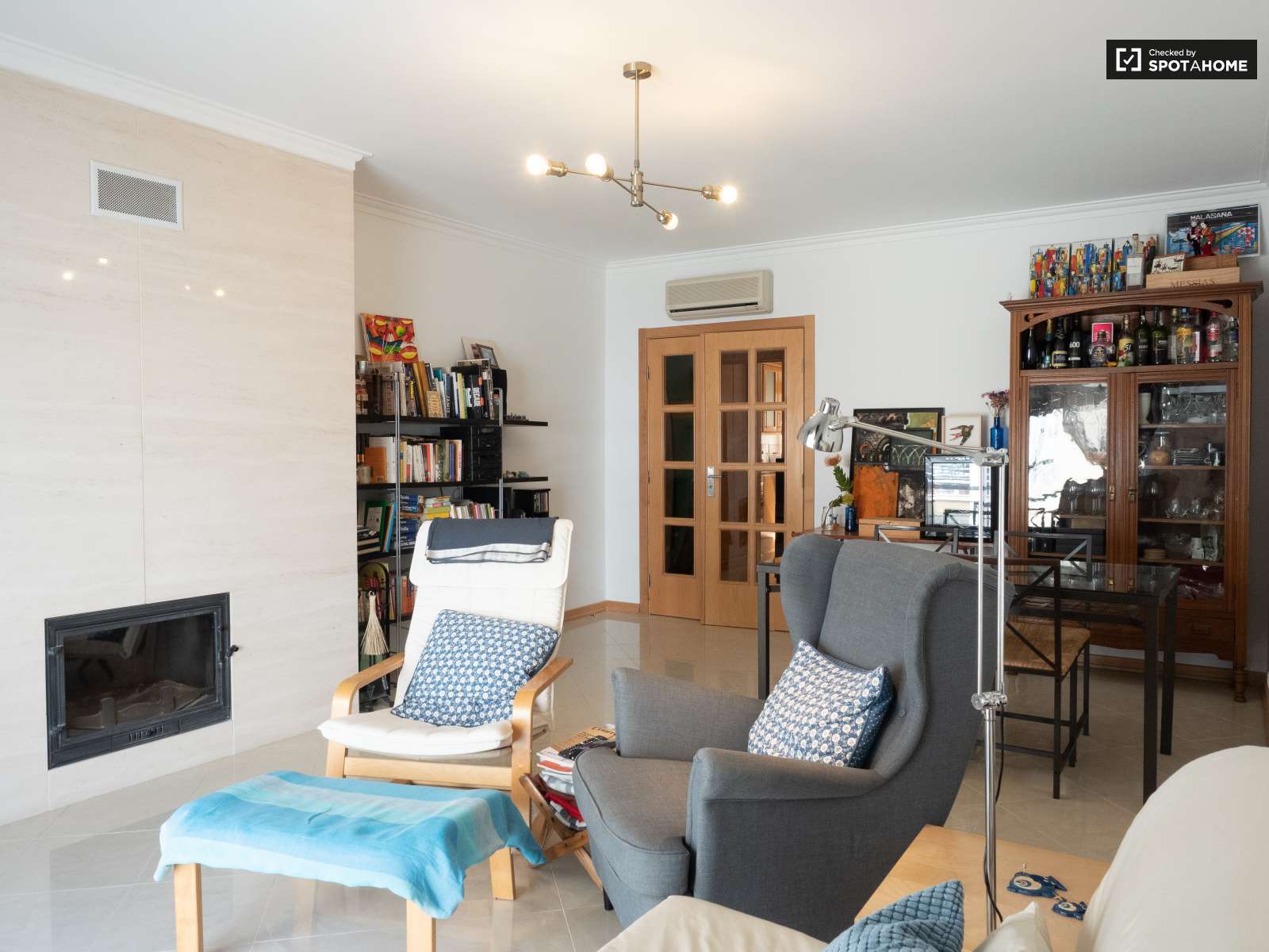 Single Bed in Sunny rooms for rent in flatshare near beach in Costa da Caparica