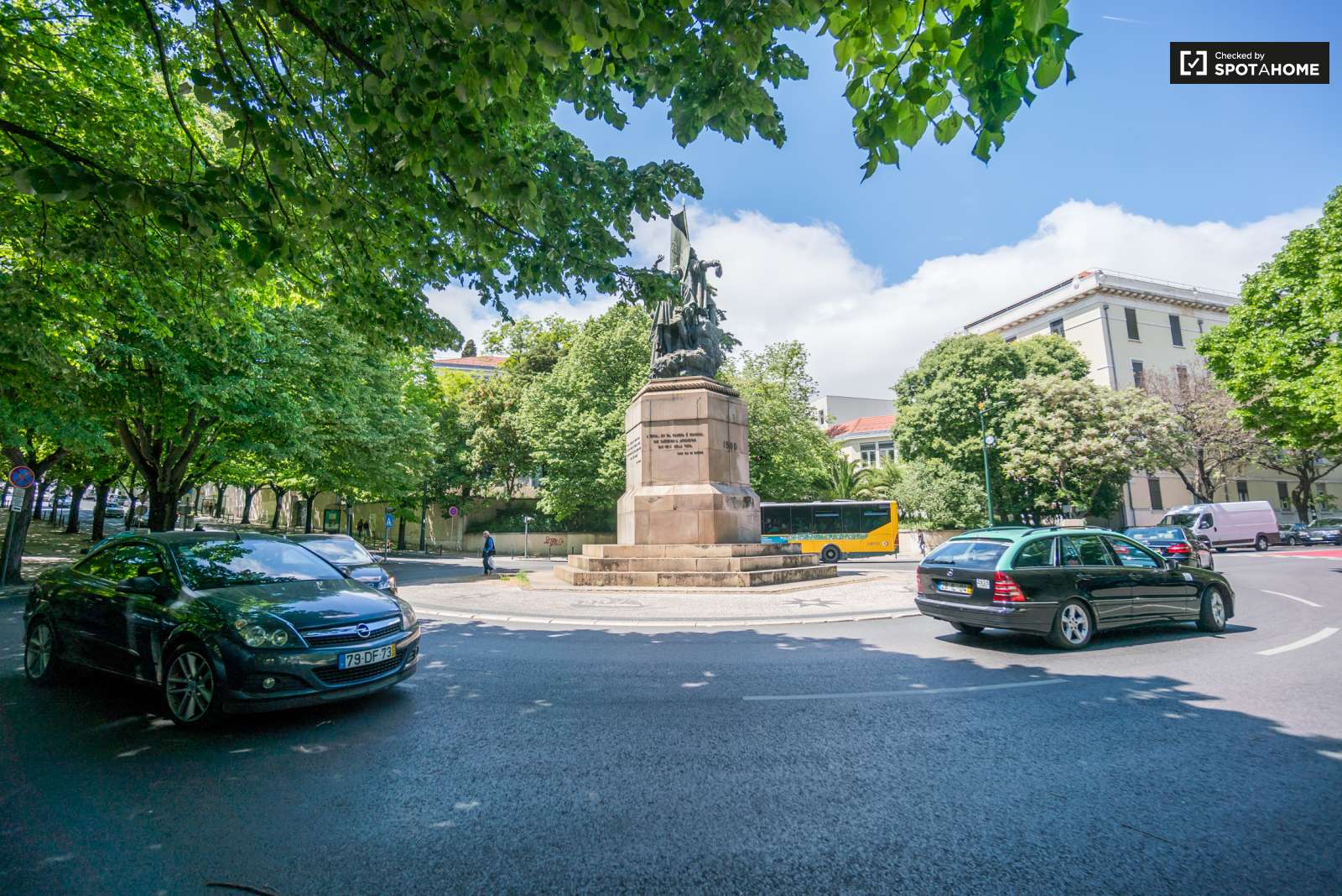 Double bed in Cozy rooms for rent in flatshare in Campo de Ourique