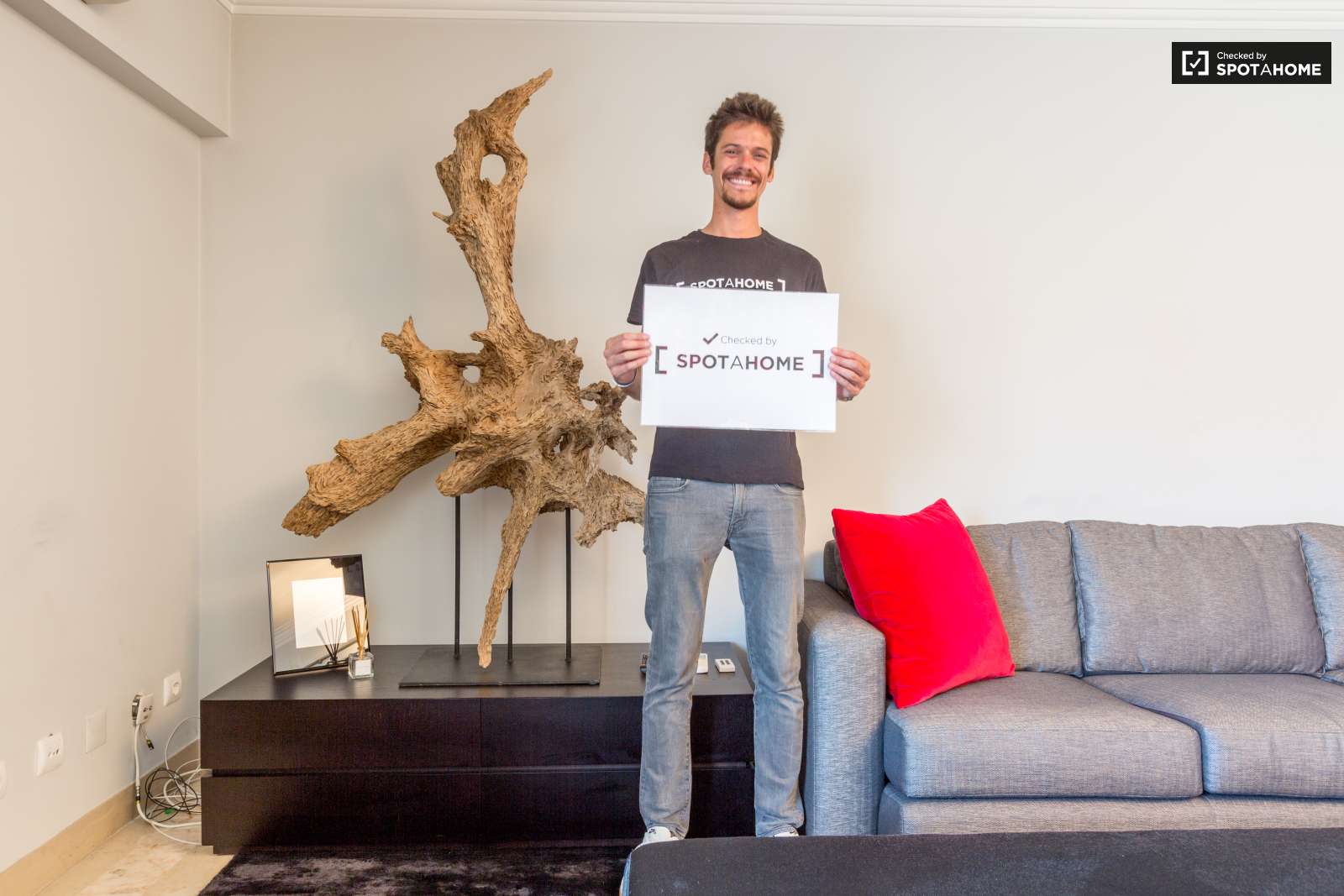 2-bedroom apartment with balcony for rent in São Domingos de Benfica