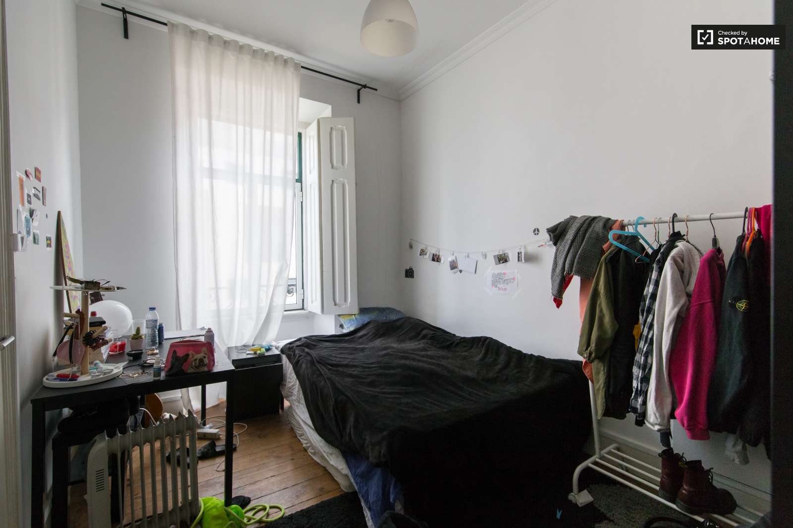 Double bed in Rooms for rent in modern 7-bedroom apartment in Avenidas Novas