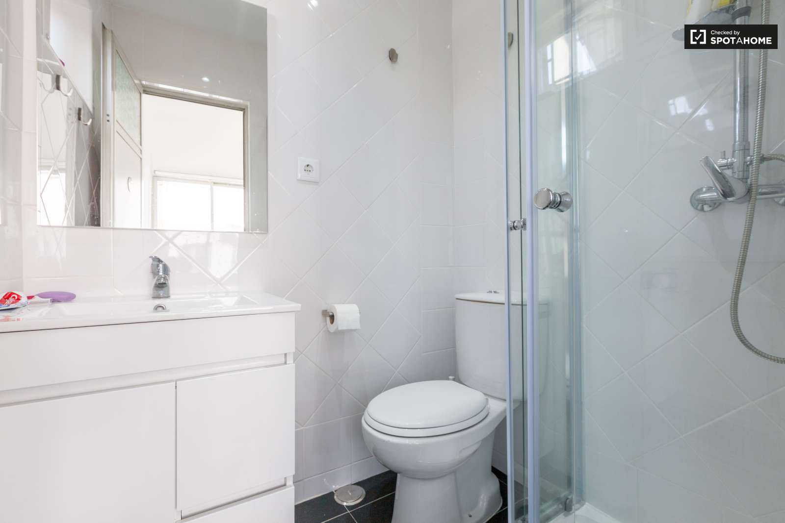 Double bed in Rooms for rent in beautiful 6-bedroom apartment near Roma-Areeiro train station