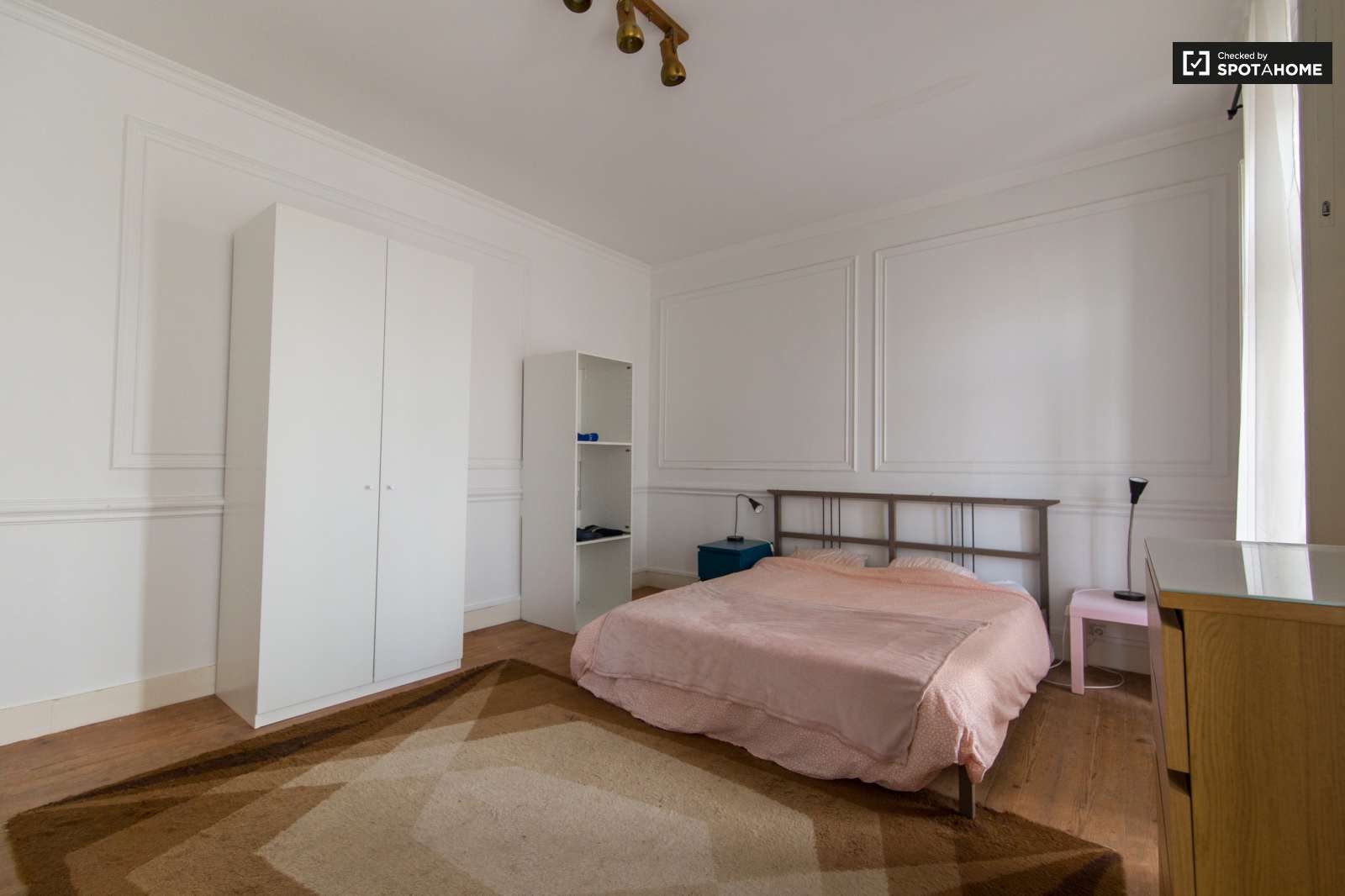 Double bed in Rooms for rent in modern 7-bedroom apartment in Avenidas Novas