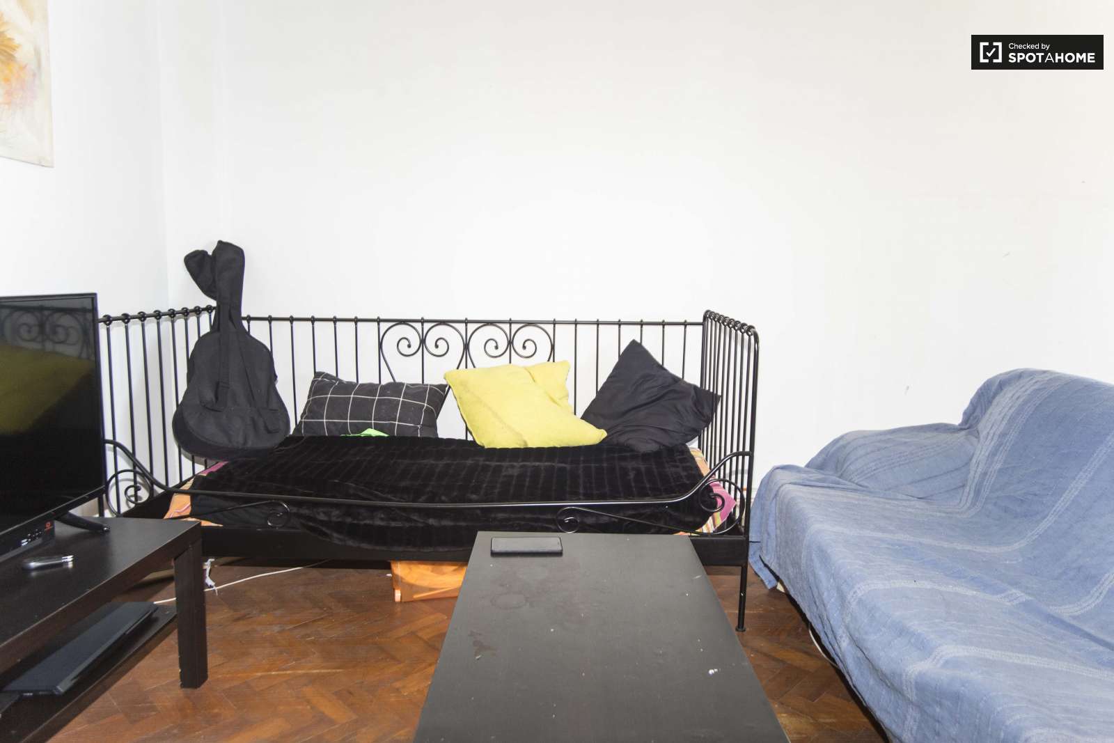 New Large sunny room central Lisbon 1km IST