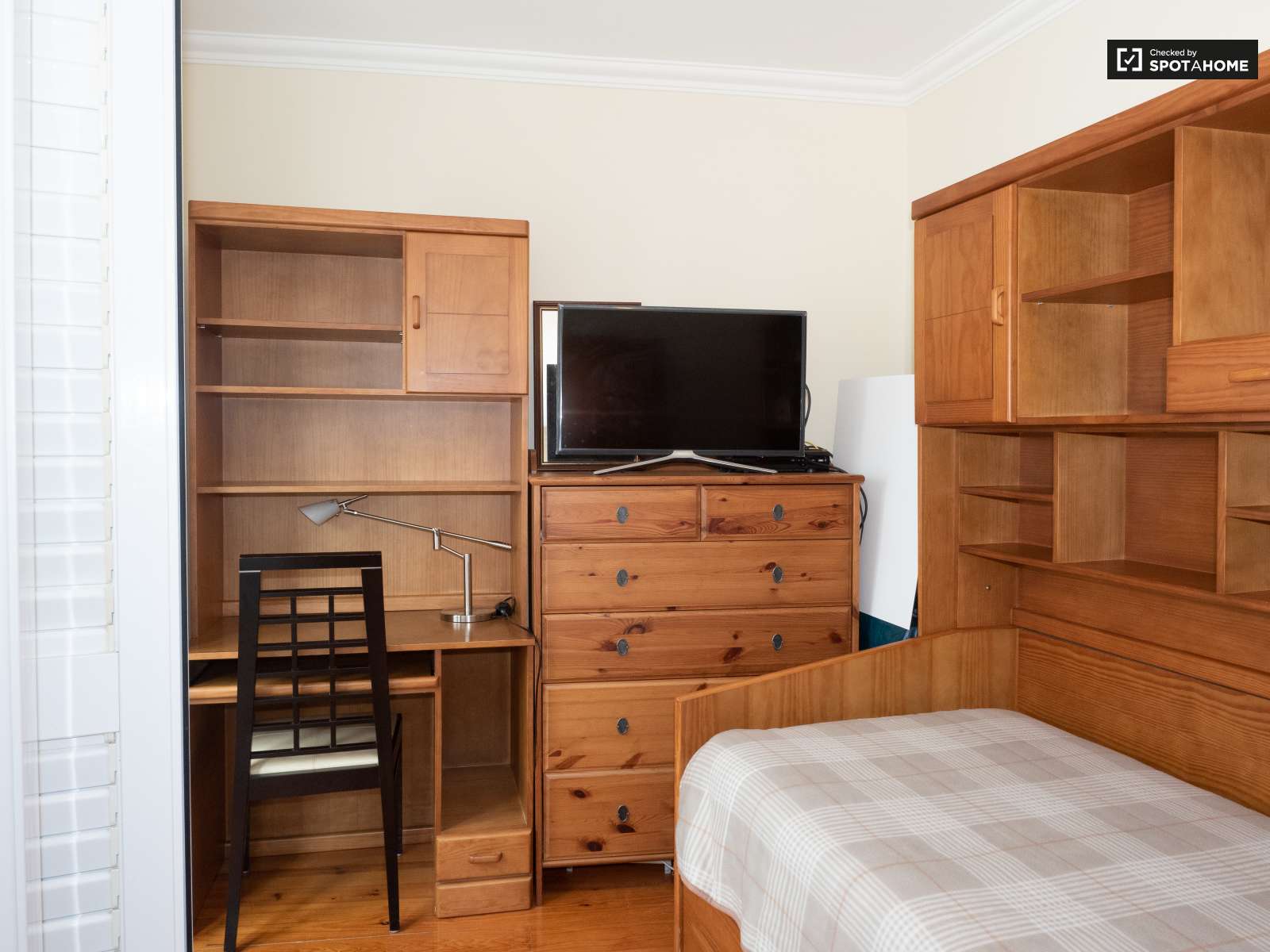 Single Bed in Rooms for rent in 3-bedroom apartment in Santa Maria Maior