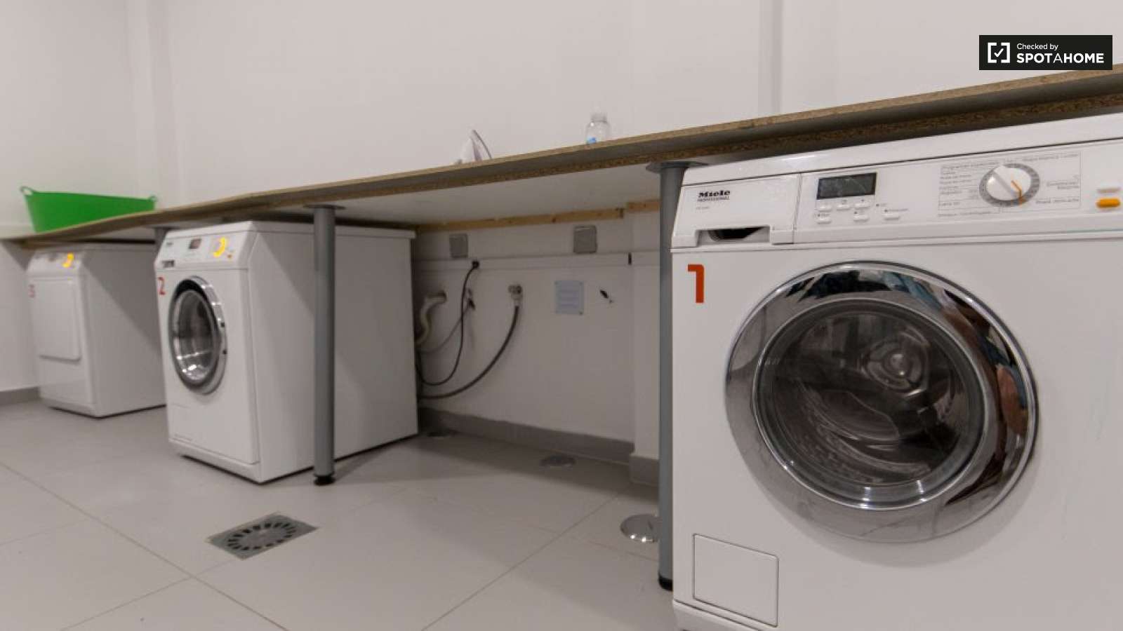 Double bed in Rooms for rent in 5-bedroom apartment near National Library of Portugal in Alvalade