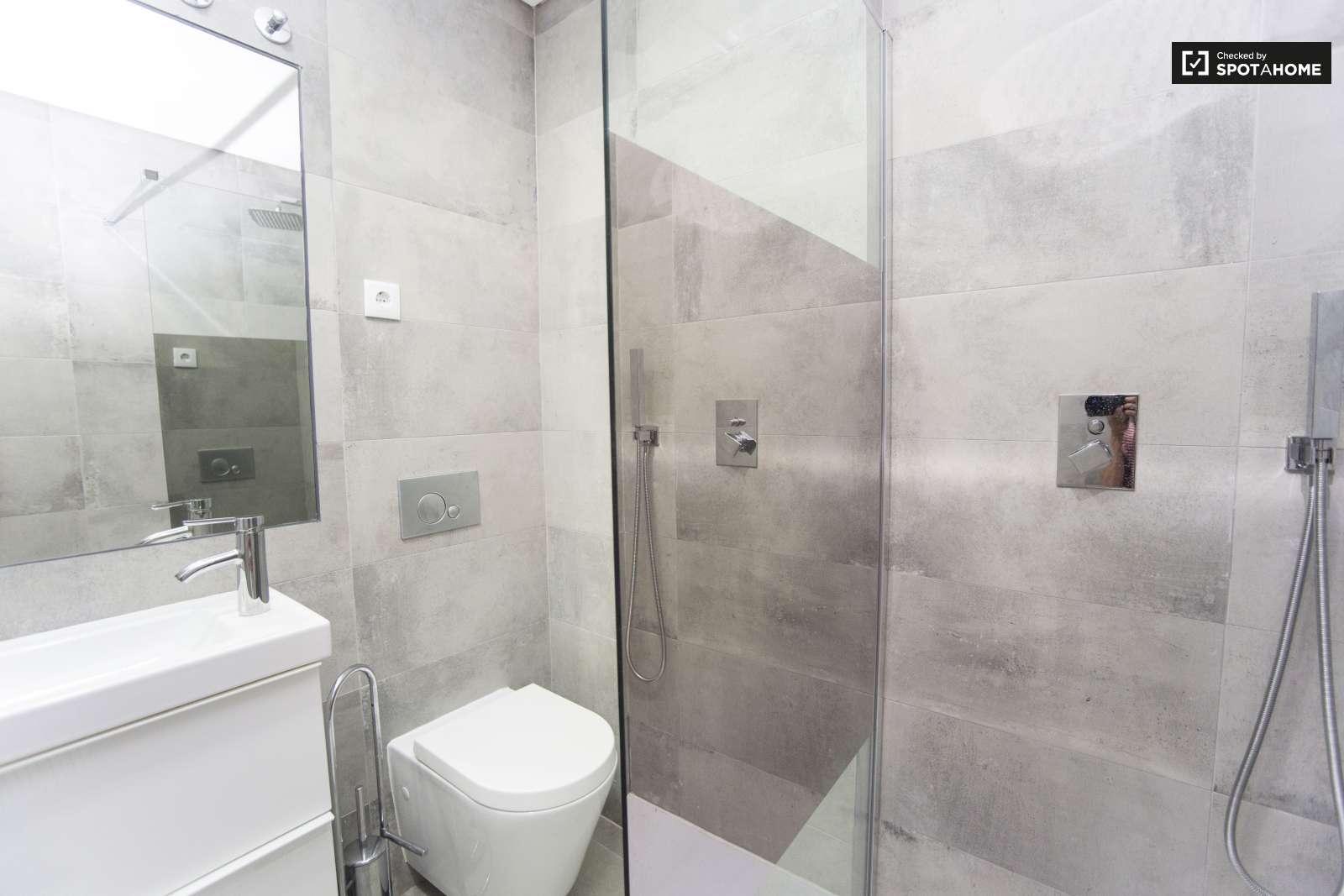 Single Bed in Bright rooms for rent in 4-bedroom apartment in Benfica