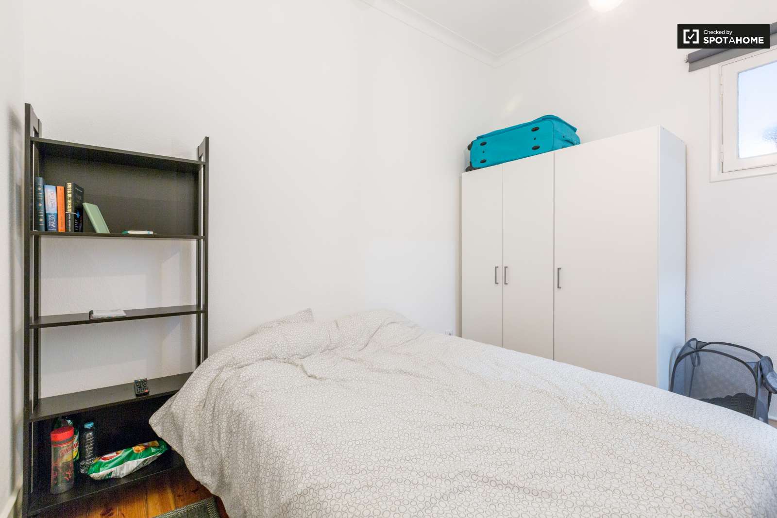 Double bed in Rooms for rent in beautiful 6-bedroom apartment near Roma-Areeiro train station