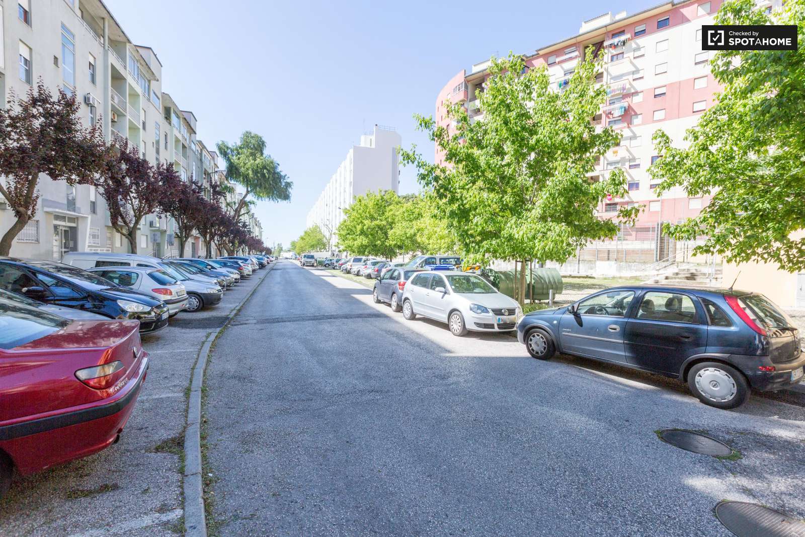 Single Bed in Rooms and beds to rent in 4-bedroom apartment near Bela Vista Park in Marvila