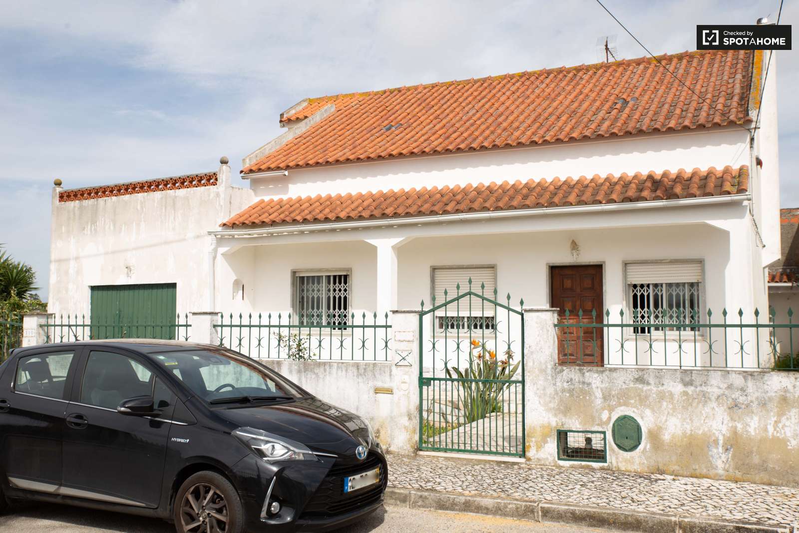 Double bed in Spacious rooms for rent in 5-bedroom house in Sao Domingos de Rana