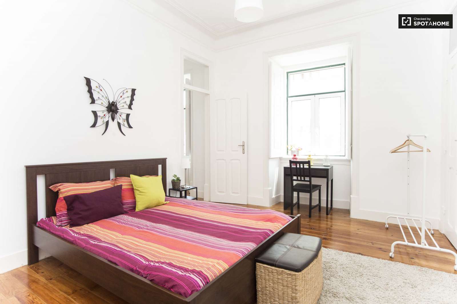 Double bed in Charming rooms for rent in modern 4-bedroom apartment in Alcântara