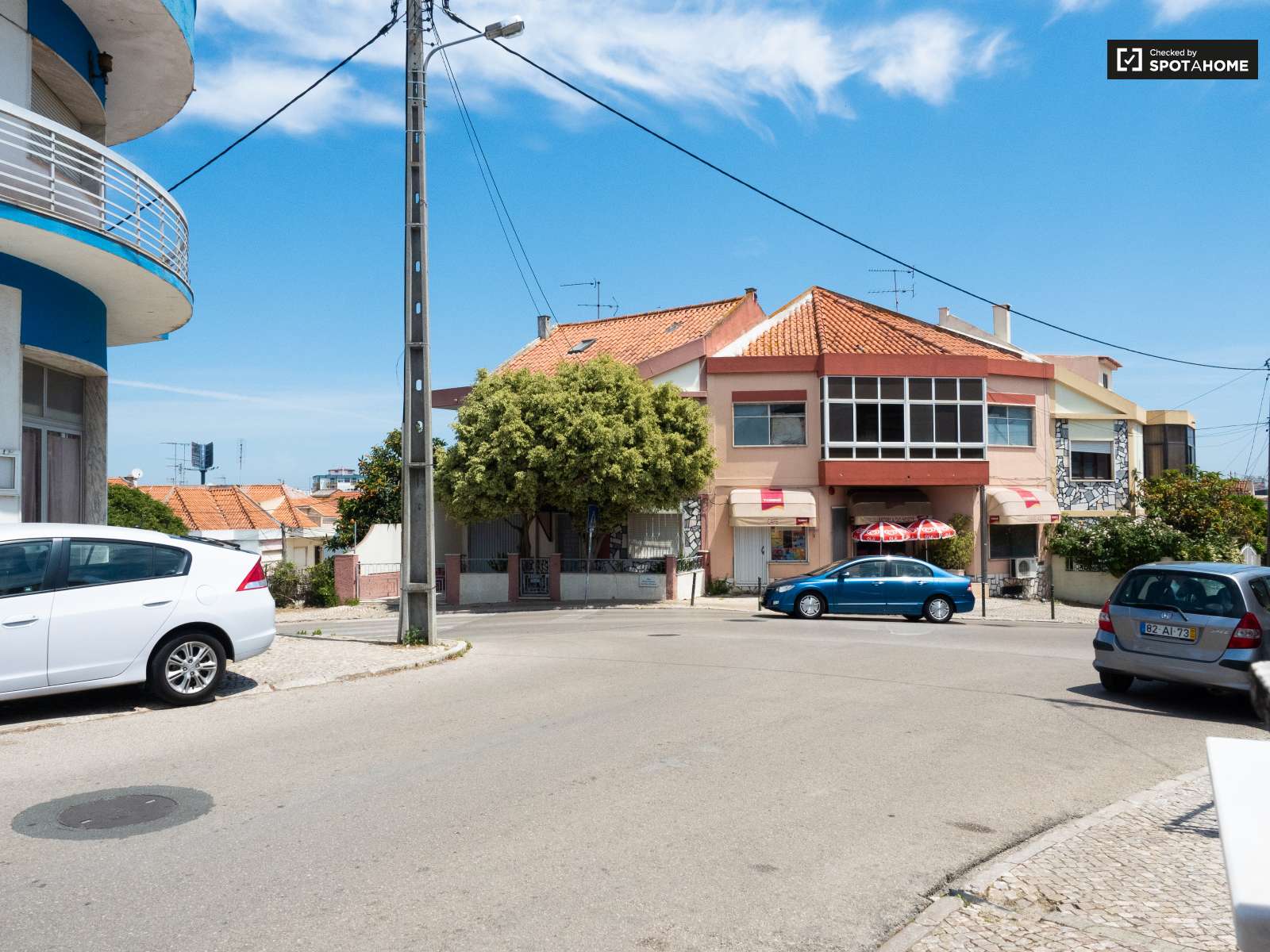 Single Bed in Rooms for rent in spacious 4-bedroom apartment in Corroios