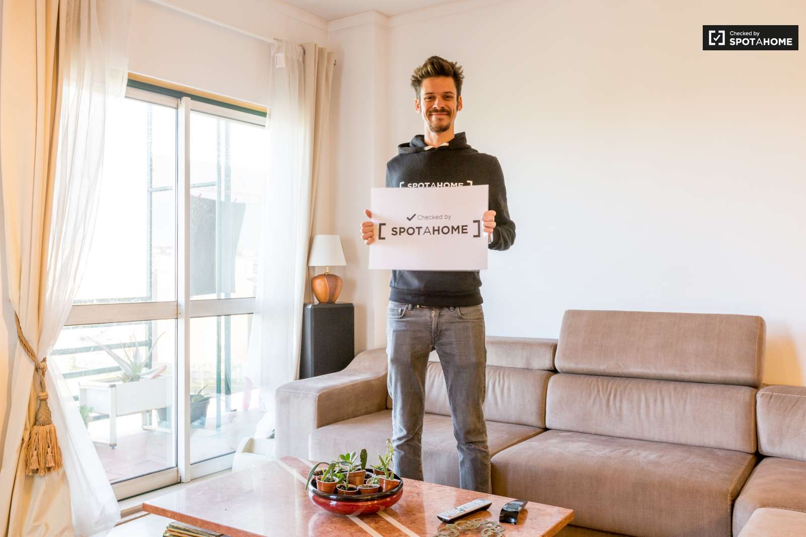 Single Bed in Rooms for rent in sunny 4-bedroom flat in Quinta dos Barros