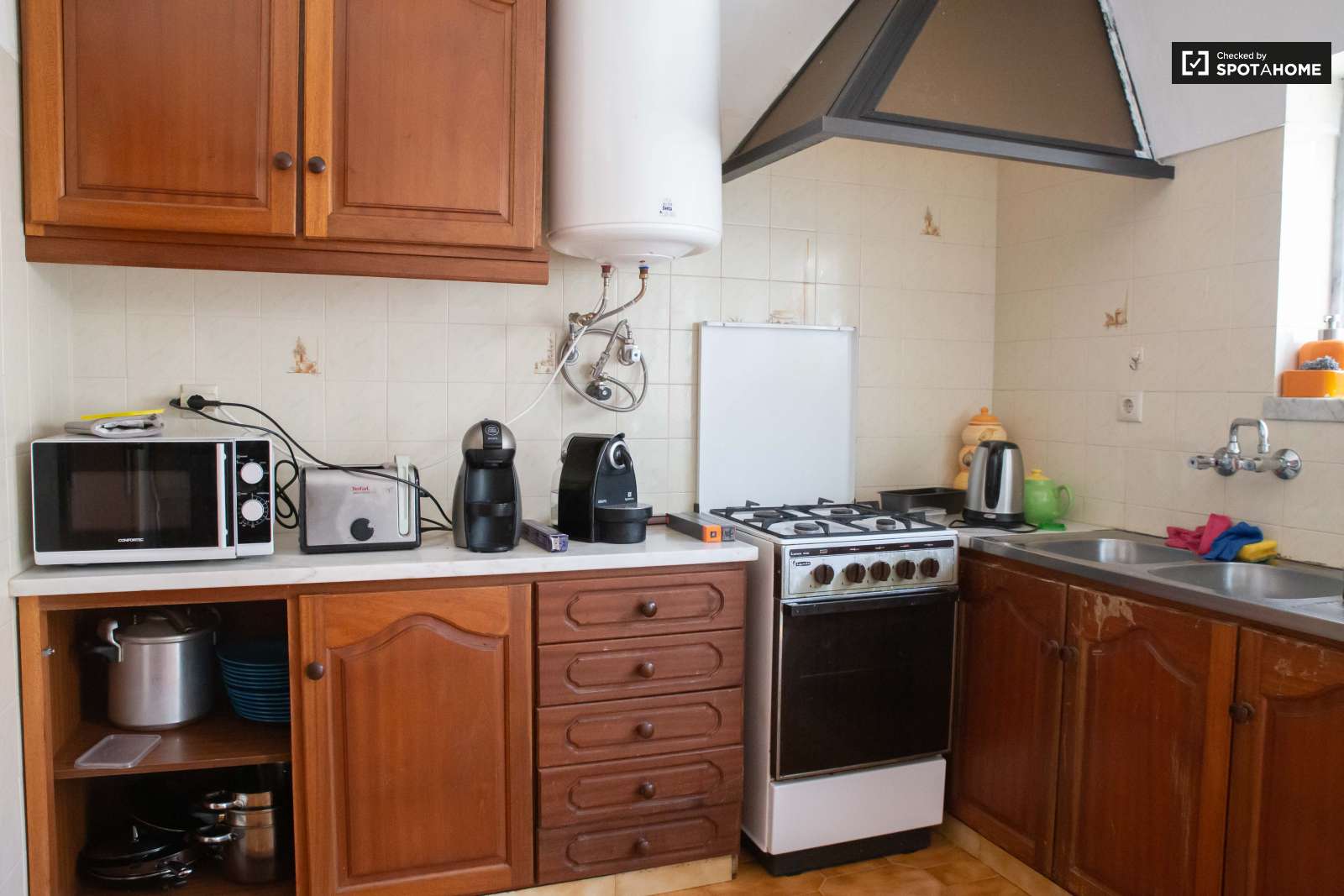 Double bed in Spacious rooms for rent in 5-bedroom house in Sao Domingos de Rana