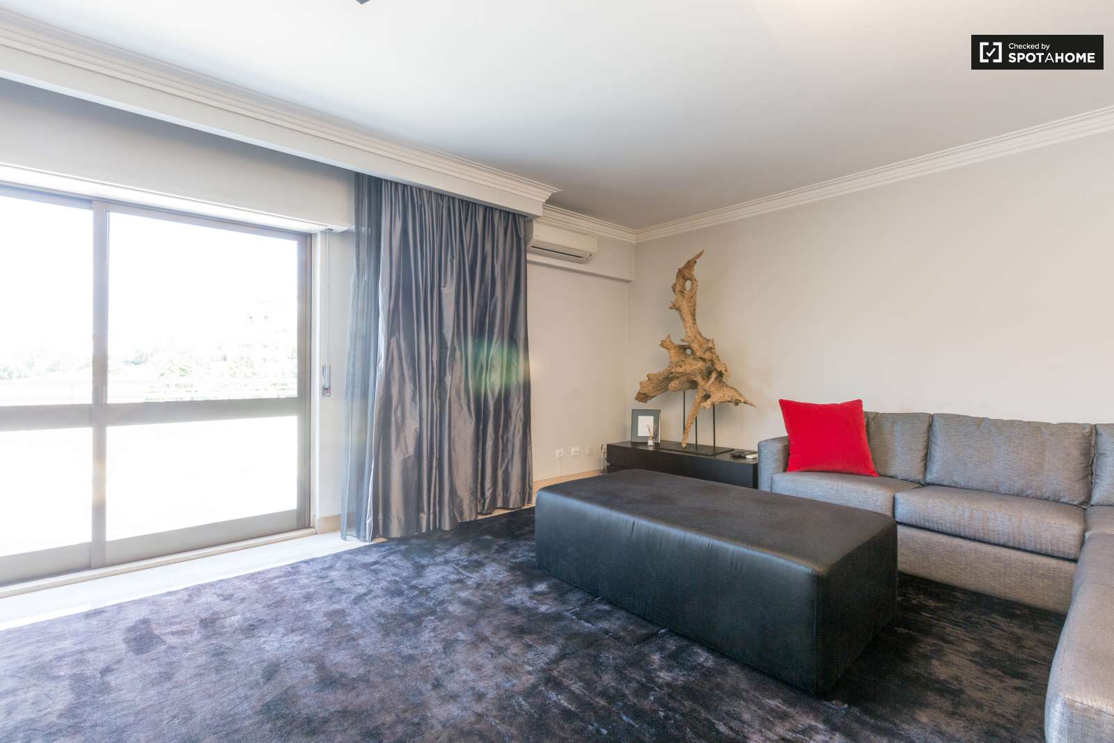 2-bedroom apartment with balcony for rent in São Domingos de Benfica