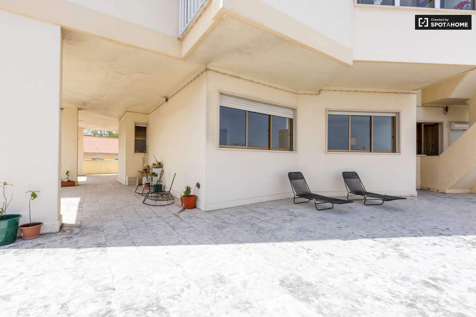 Single Bed in Room for rent in bright 2-bedroom apartment in São Jõao