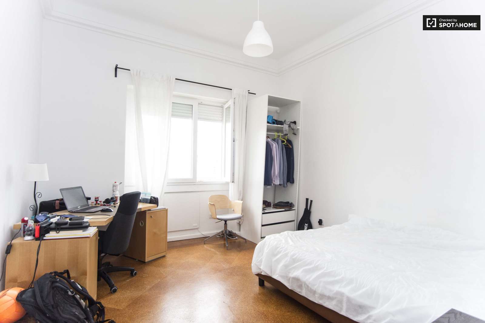 Double bed in Furnished rooms for rent in spacious 10-bedroom apartment in Arroios