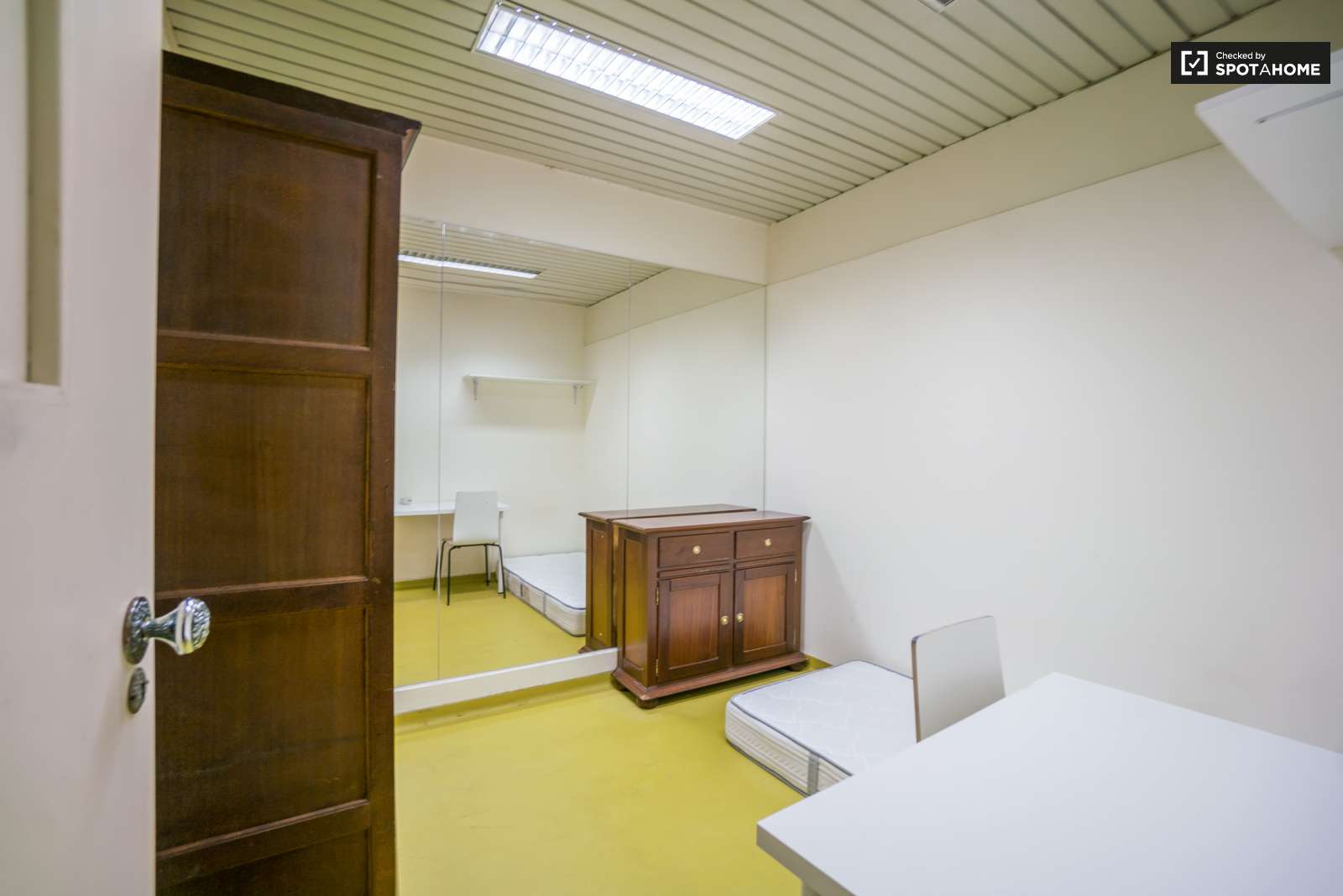 Double bed in Cozy rooms for rent in flatshare in Campo de Ourique