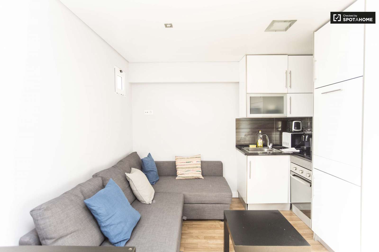 Well-furnished 1-bedroom apartment for rent in Estrela