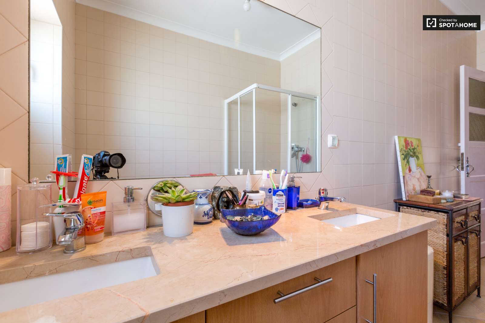 Quarto grande, com muita luz natural e uma varanda fechada. A 15 minutos do Maquês de Pombal em autocarro.