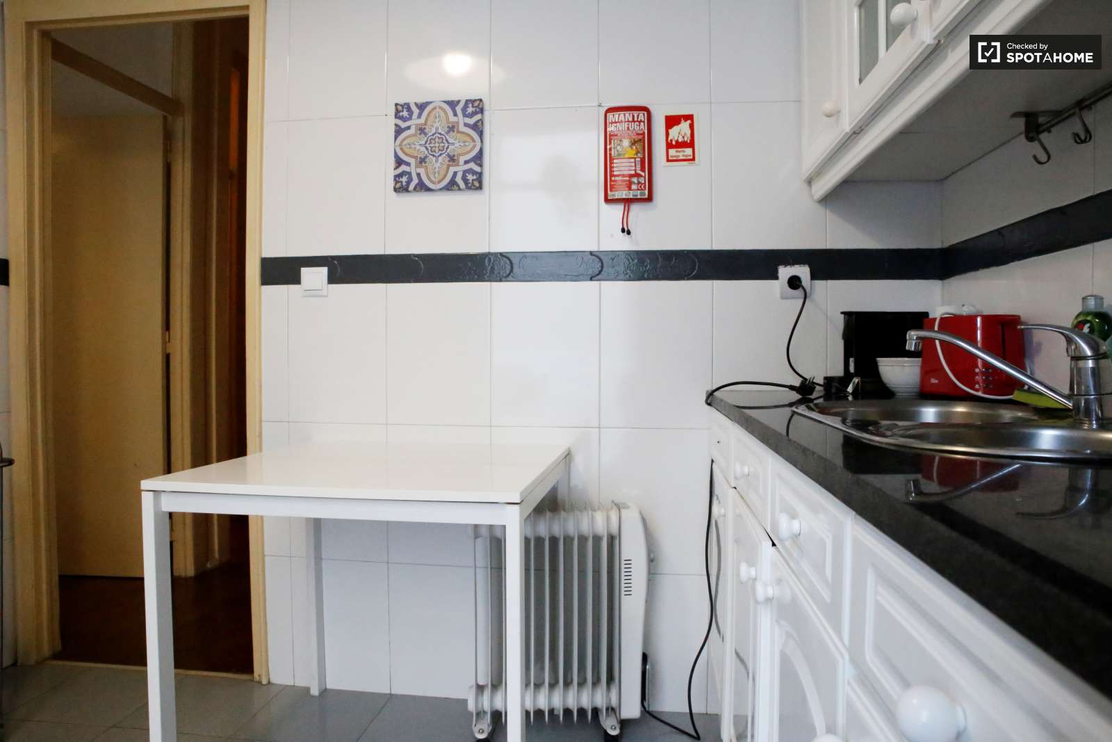 Excellent 3-bedroom apartment for rent near Feira da Ladra in Graça