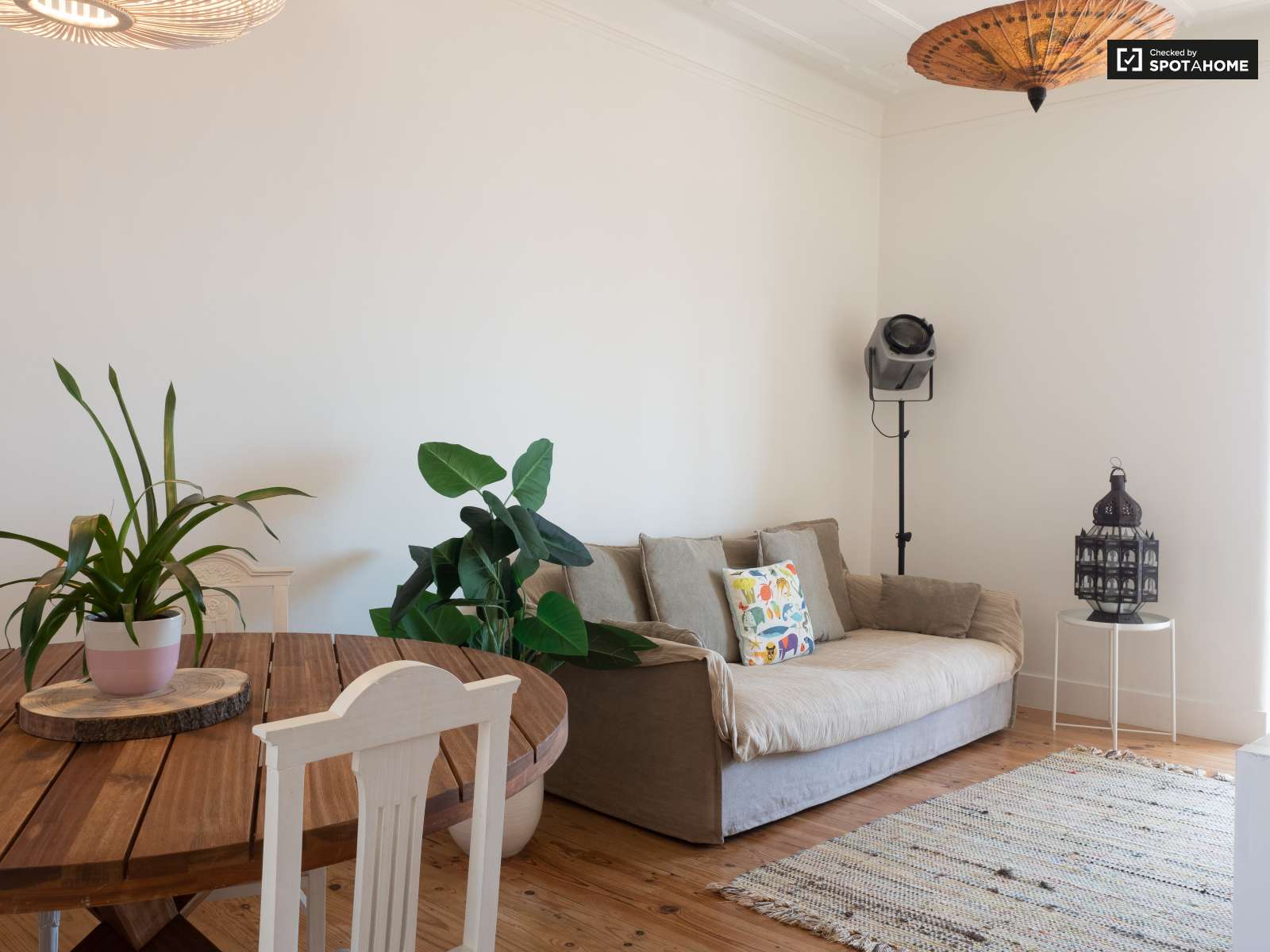 Chic 2-bedroom apartment for rent in Penha de França