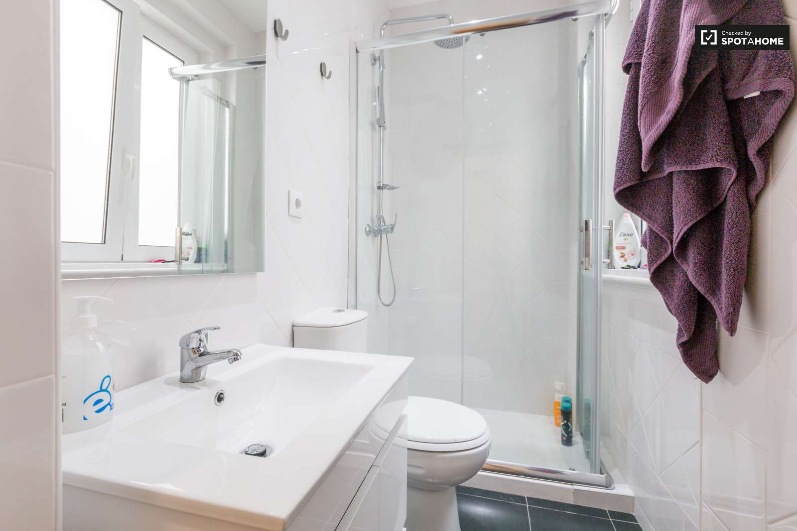 Double bed in Rooms for rent in beautiful 6-bedroom apartment near Roma-Areeiro train station