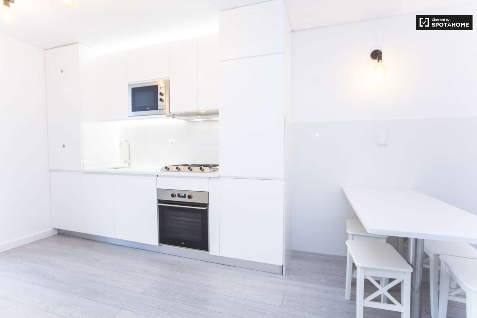 Chic 3-bedroom apartment for rent close to Feira da Ladra in Penha de França