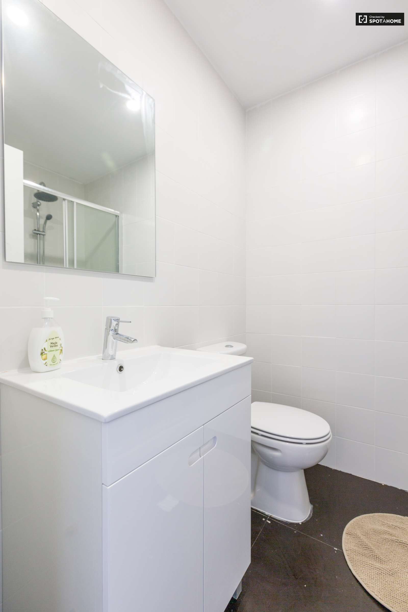 Quarto com casa banho privada para 2 pessoas. A 20 minutos da baixa da cidade.