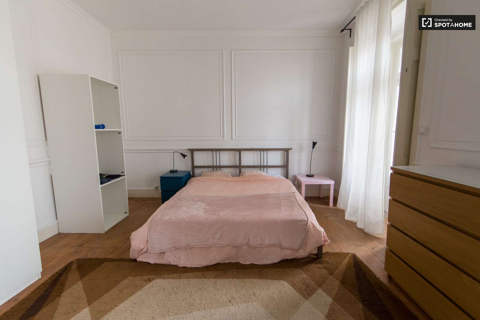 Double bed in Rooms for rent in modern 7-bedroom apartment in Avenidas Novas