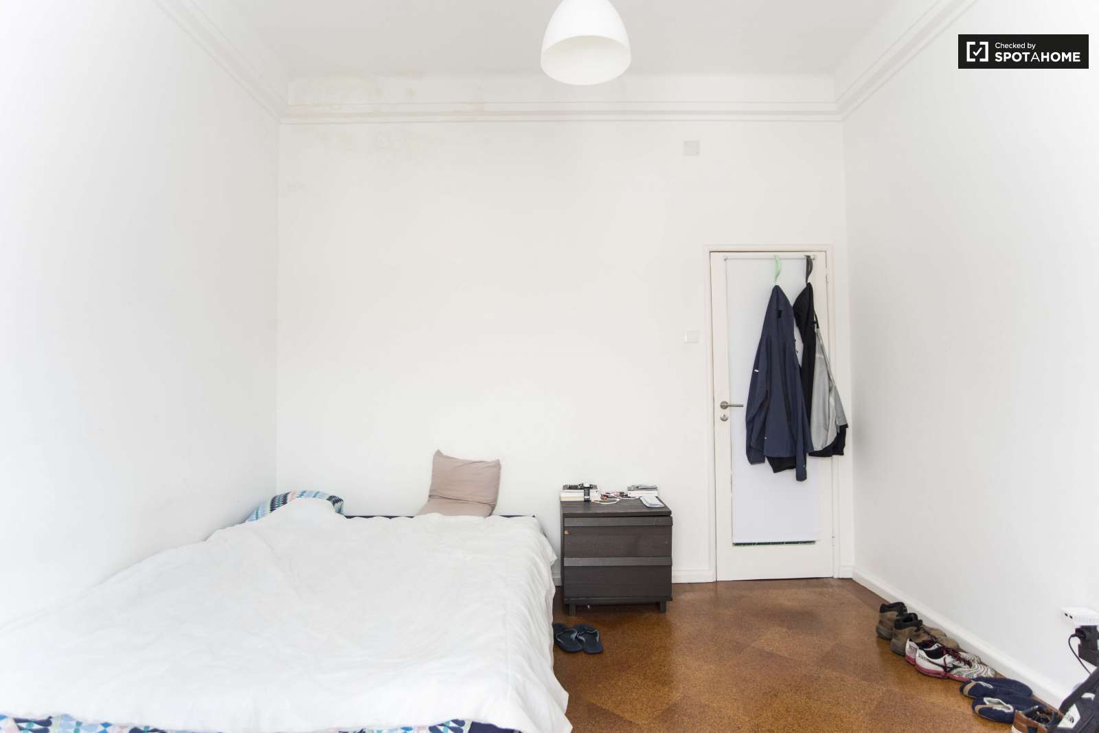 Double bed in Furnished rooms for rent in spacious 10-bedroom apartment in Arroios