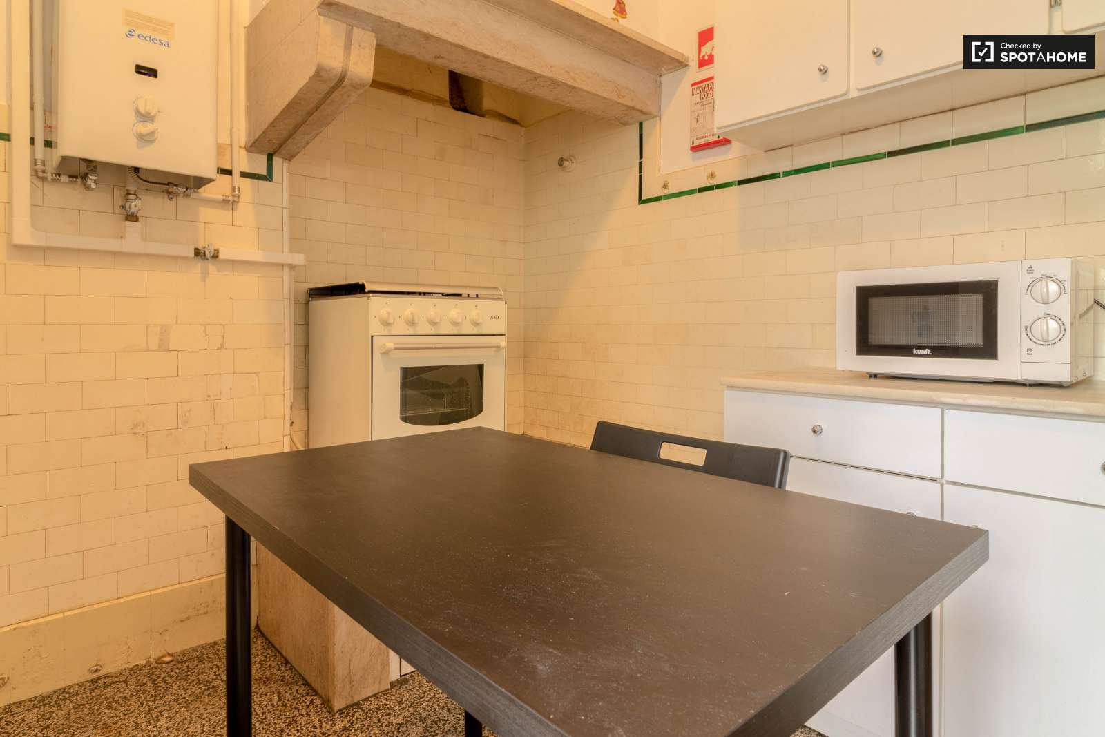 Double bed in Rooms for rent in spacious 5-bedroom apartment in Arroios