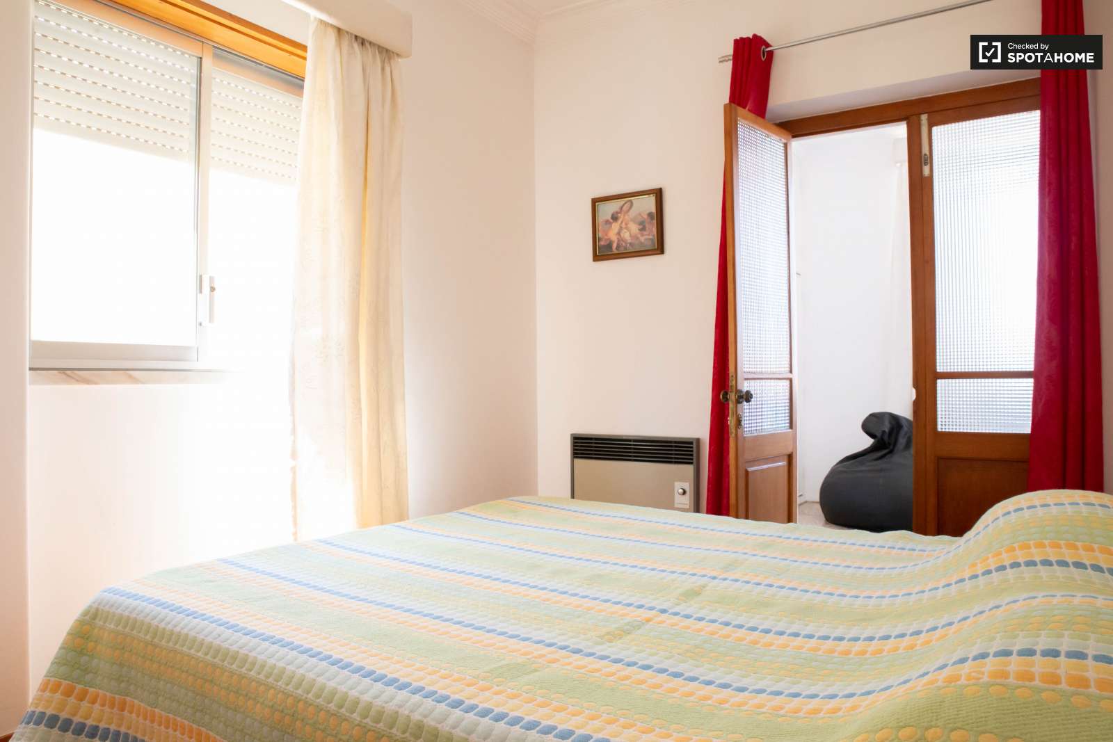 Double bed in Rooms for rent in charming 5-bedroom house in Estoril