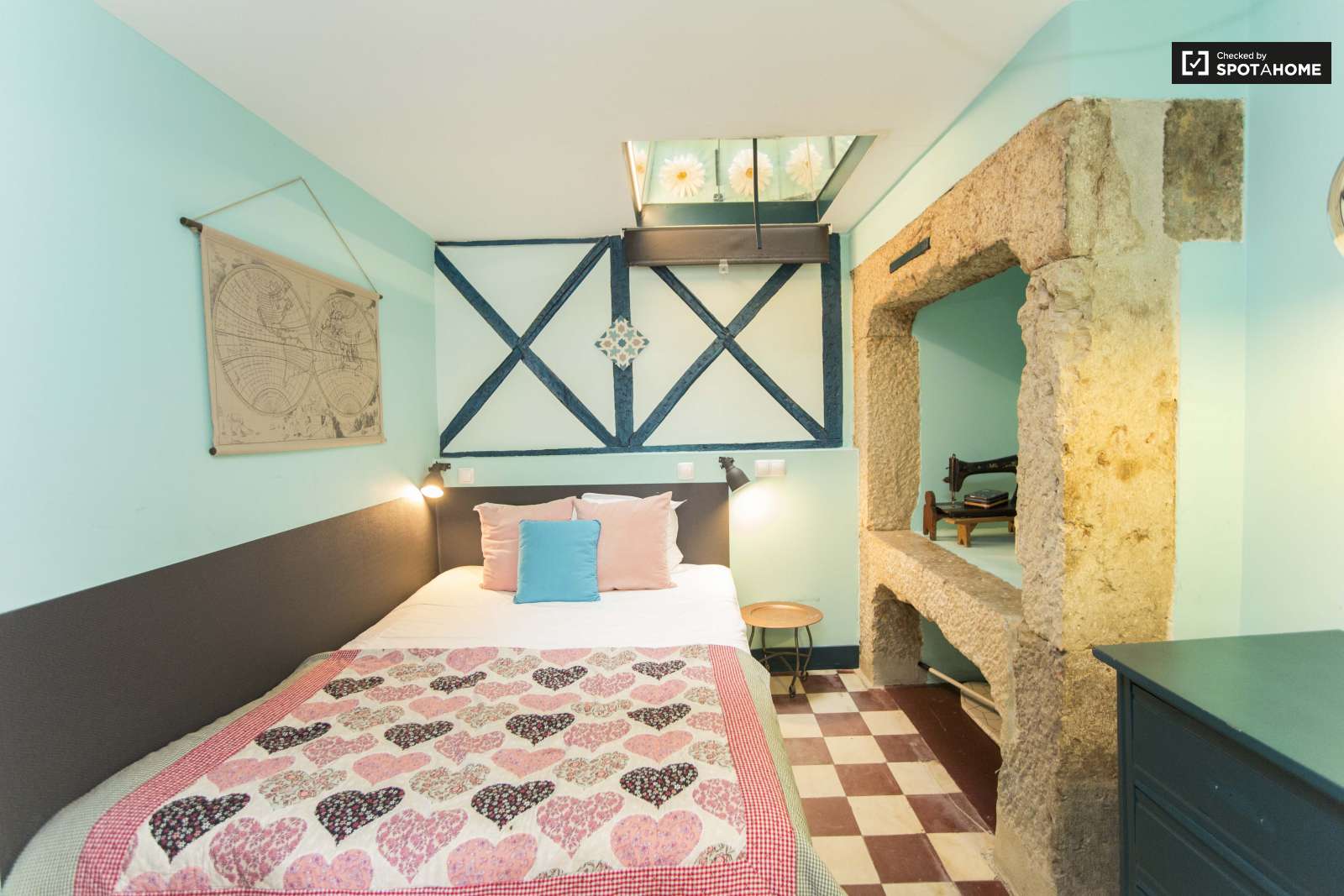 Bright studio apartment for rent close to Carmo Convent in Arroios