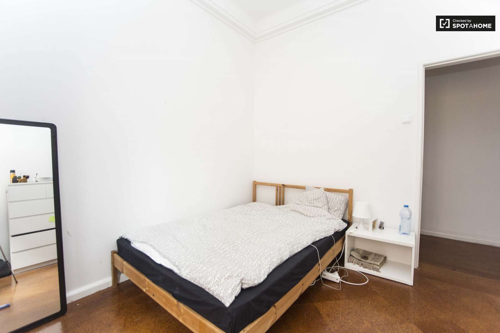 Double bed in Furnished rooms for rent in spacious 9-bedroom apartment in Arroios